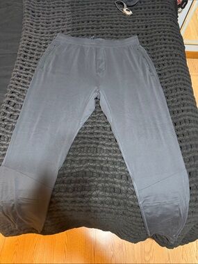 ALO Yoga MENS SZ LARGE